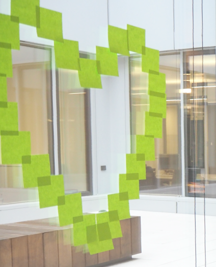 Fenster in hellem Büro auf dem Post Its ein Herz bilden