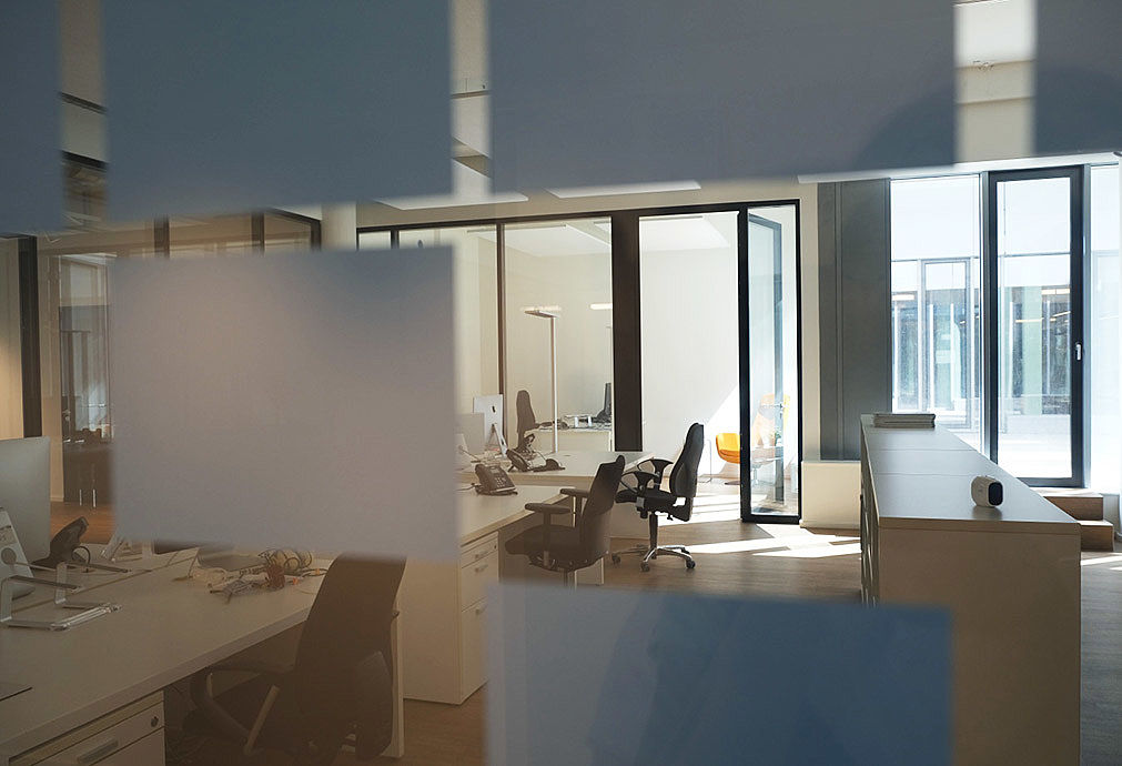 Blick in ein modernes, helles Loft-Office